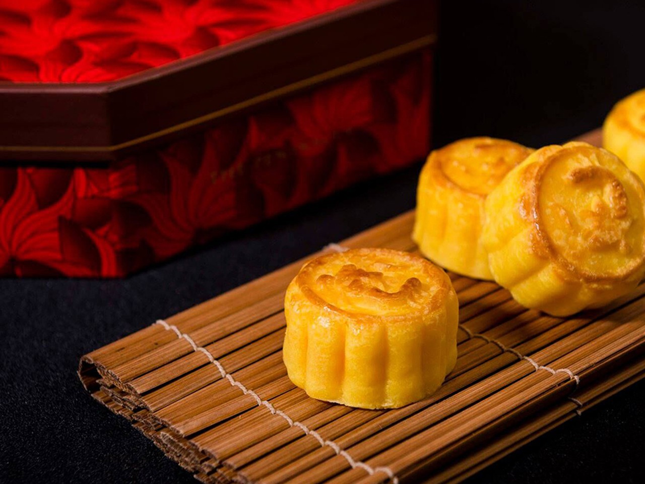 5 Places Serving Up The Hottest Mooncakes In Bangkok This Year S Mid Autumn Festival Siam2nite