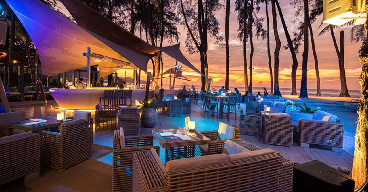 Знаменитый бар на пляже камала. L a nights system b beach lounge. Лагуна лаунж. Пляжное кафе. Клуб zero gravity дубай.